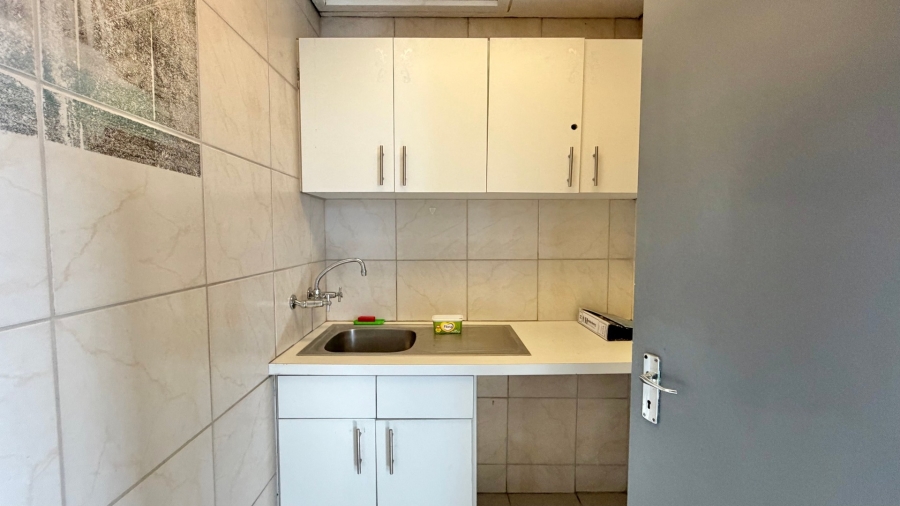 To Let Commercial Property for Rent in Somerset West Western Cape